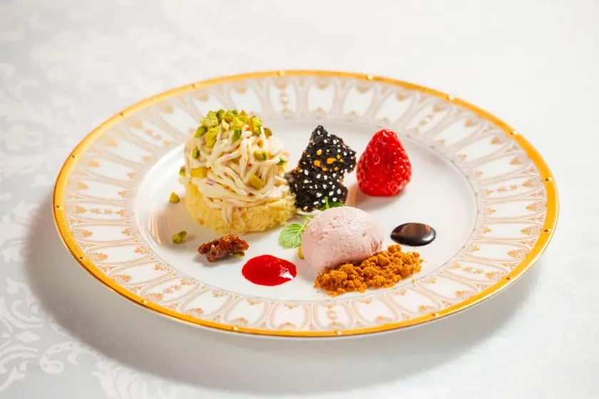 桜のモンブランと春苺のムース