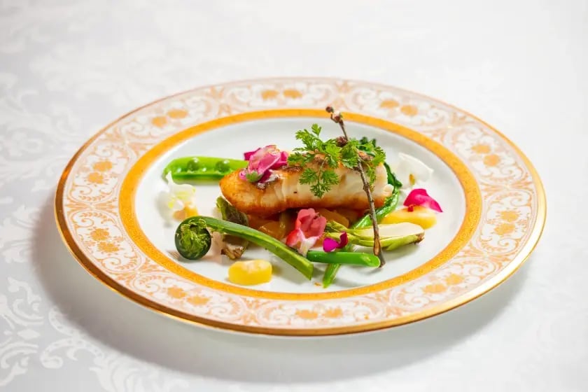 桜鯛のポワレ 新生姜と豆苗のピューレ