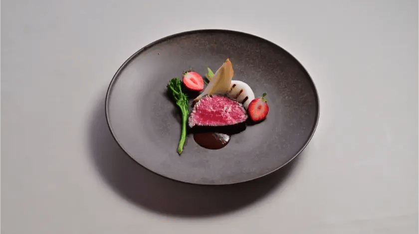 淡路牛のアッロスト 苺と赤ワインソース