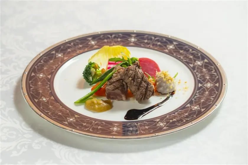 淡路牛のグリエ 春野菜の彩り 空豆のソースと赤ワインの香り