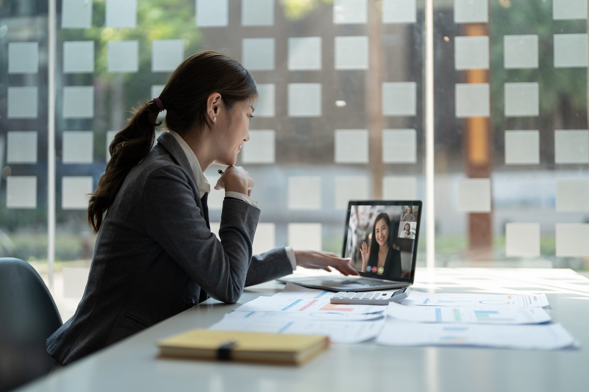 vecteezy_business-woman-talking-to-her-colleagues-about-plan-in-video_8571236_871