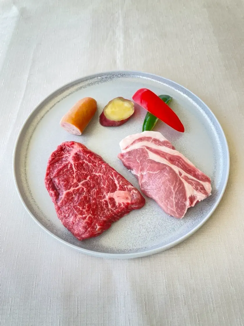 オーシャンテラス ランプと豚.jfif