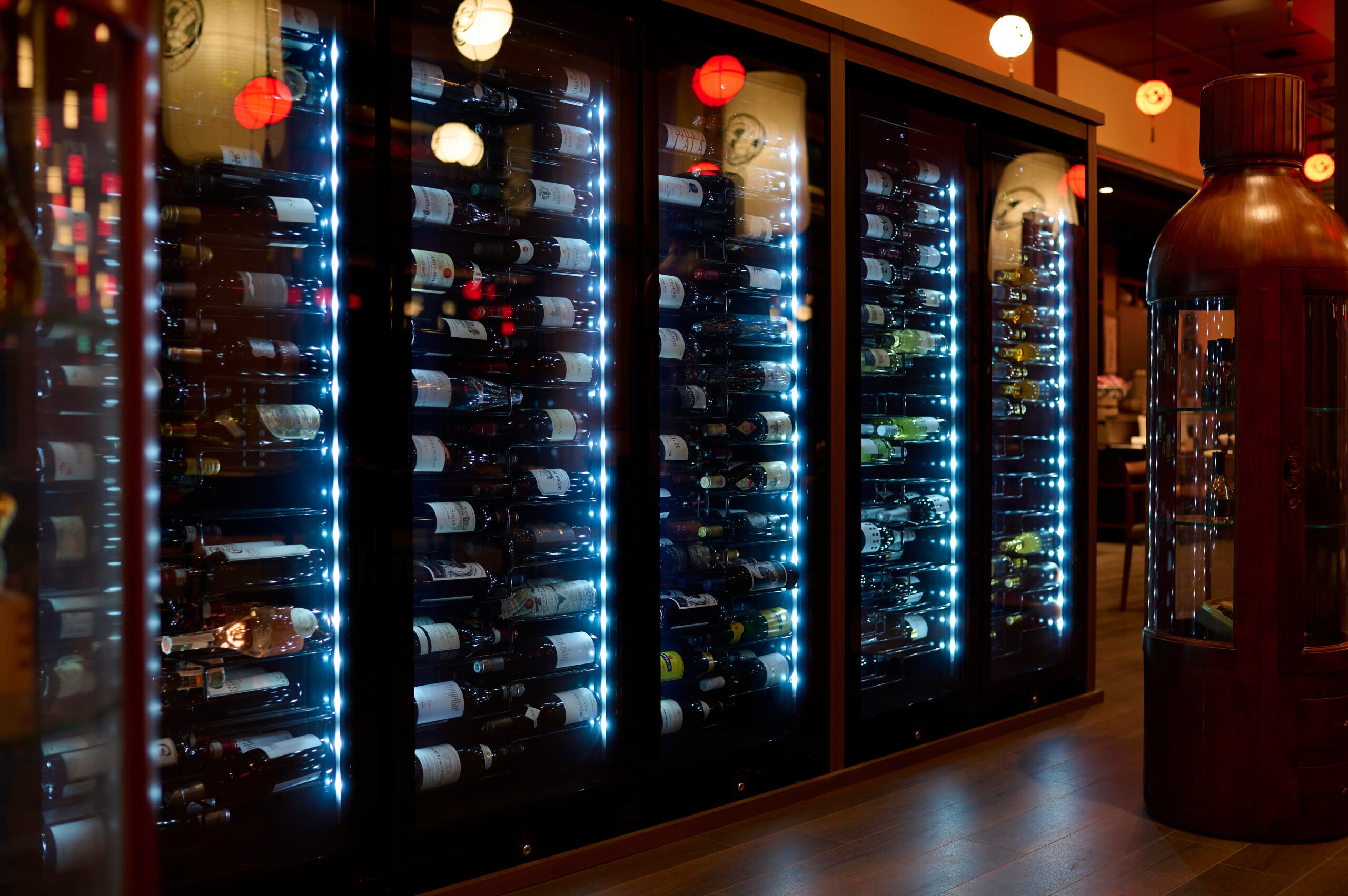 国内の希少な古酒やワインを収蔵したセラーを設置