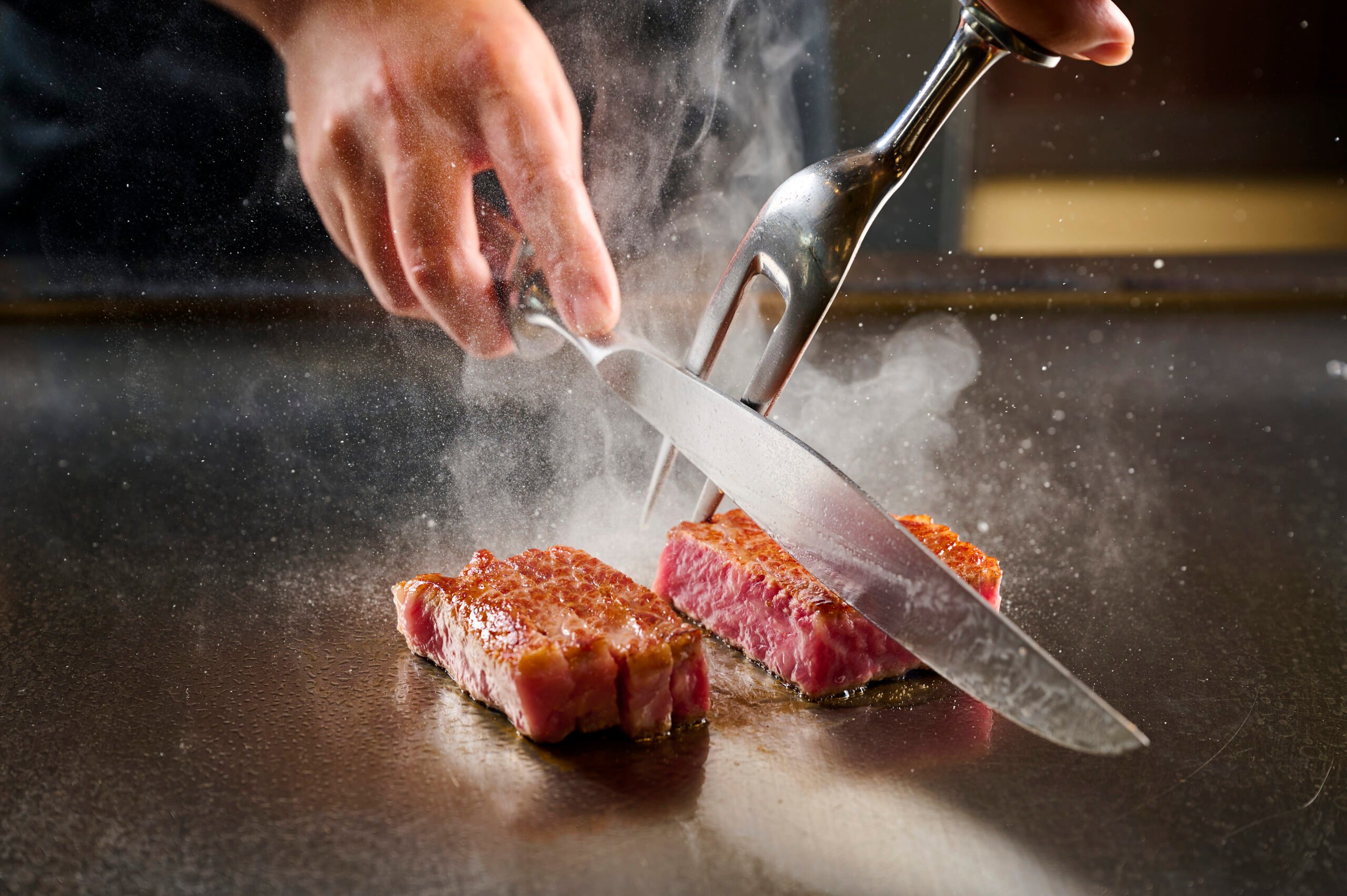 目の前で焼き上がる臨場感あふれる鉄板焼き